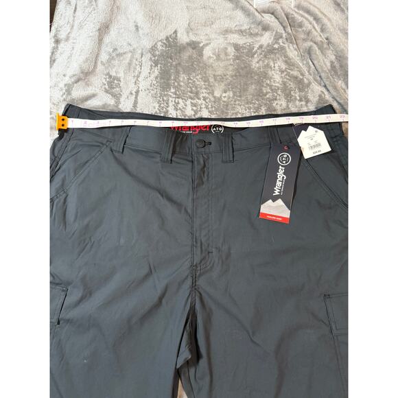 NWT Wrangler ATG All Terrain Gear Performance Shorts Mens Dark Grey Size 44‎ - Picture 8 of 10